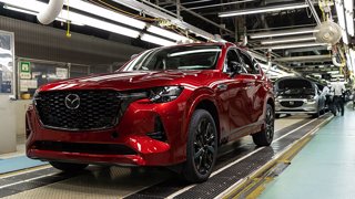 Mazda celebra l’inizio della produzione della nuova CX-60