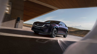 LA NUOVA MAZDA CX-6e SVELATA AL SALONE DI BRUXELLES: ARTE IN MOVIMENTO
