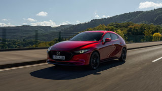 MAZDA3 2027: ANCORA PIÙ SICURA, RICCA E RAFFINATA