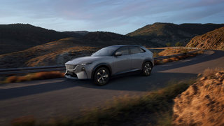 NUOVA MAZDA CX-6e: UNA NUOVA ESPRESSIONE DEL DESIGN KODO