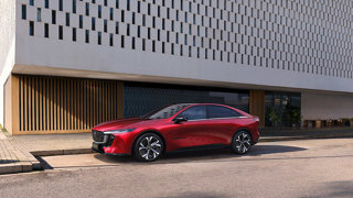 MAZDA6e 2027 SI RINNOVA: PIÙ AUTONOMIA, NUOVI ALLESTIMENTI E TECNOLOGIE EVOLUTE