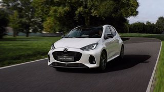 La Mazda2 Hybrid 2024: efficiente, sicura, più connessa e con un nuovo design