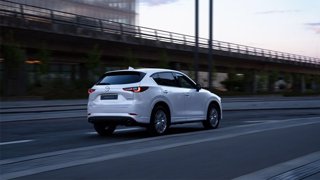 Più piacere di guida, meno consumi: la Mazda CX-5 2023 diventa mild hybrid