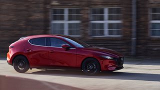Mazda3 2024: ancora più sicura e connessa, con rinnovata eleganza