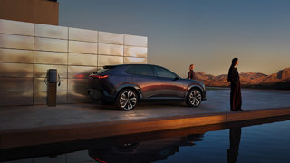 ARTE IN MOVIMENTO: LA NUOVA MAZDA CX-6e DEBUTTA AL MAXXI TRA ARTE, VISIONE E INNOVAZIONE